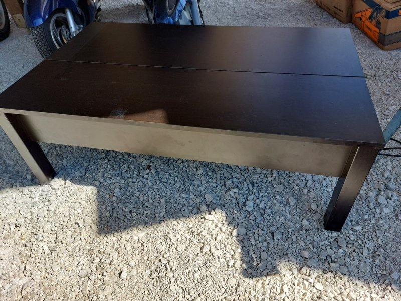 Dohányzó asztal Ikea az egyik oldal fel nyitható kép szerinti jó állapotba eladó esetleg elcserélem.Méret asztal lap 115 x 70  és 40 cm magas.Ár;20 ezer ft