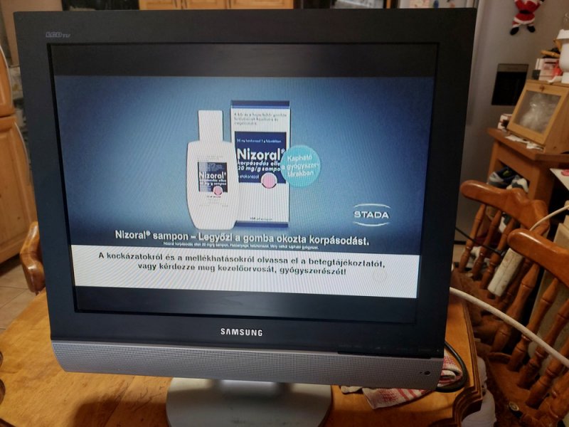 Samsung LW20M21C Lcd Tv-Monitor 51 cm használt a képen látható állapotban nálam kipróbálható.  Méret: 20" (51 cm) képátló Képarány: 4:3 Felbontás: 640 x 480 pixeles Kontrasztarány: 500:1 Fényerő: 450 cd/m2 Látószög: 160 fokos Válaszidő: 25ms Progresszív scan Digitális fésűszűrő  Tuner: Teletext 10 programhellyel 1 tuner  Hangrendszer: NICAM/ A2 sztereó Teljesítmény: 2 x 3W Automatikus hangerőszabályzó  Csatlakozók: PC csatlakozó S-Video bemenet Kompozit bemenet Scart...