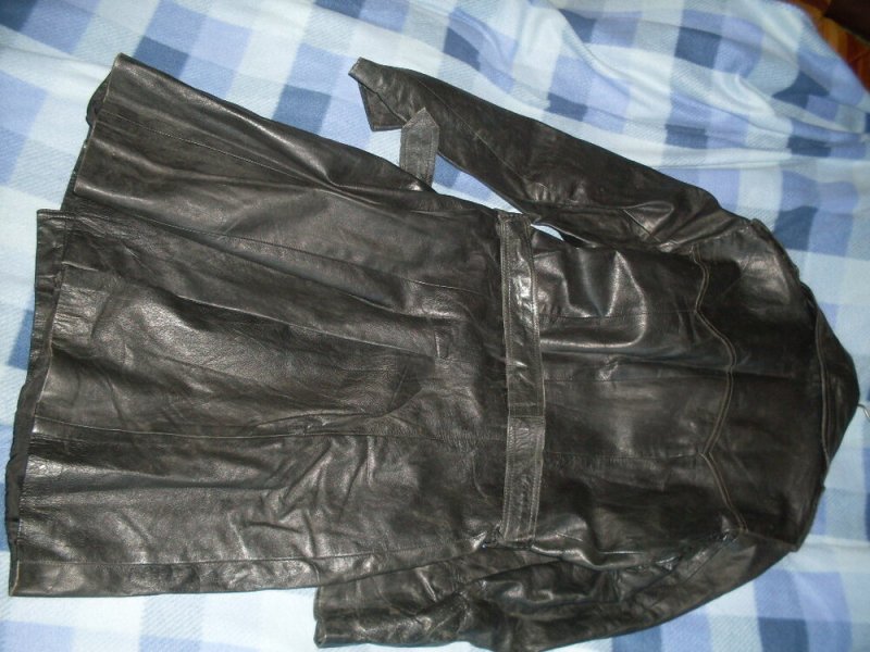Hosszú fekete bőrkabát övvel vállpánttal férfi bőr kabát