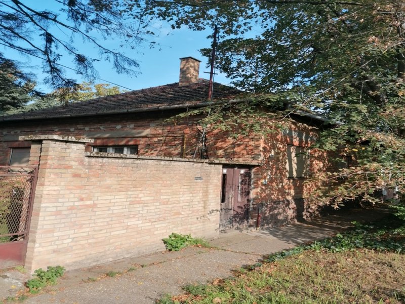 Ház eladó Szegeden,  osztatlan közös tulajdonként 50%-a megvehető, beköltözhető  azonnal.