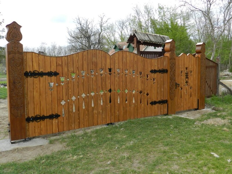 Faragott kapu kerítés