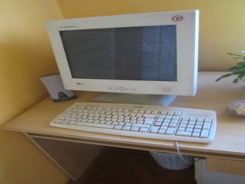 LG asztali számítógép monitorral, billentyűzettel, egérrel, hangszóróv