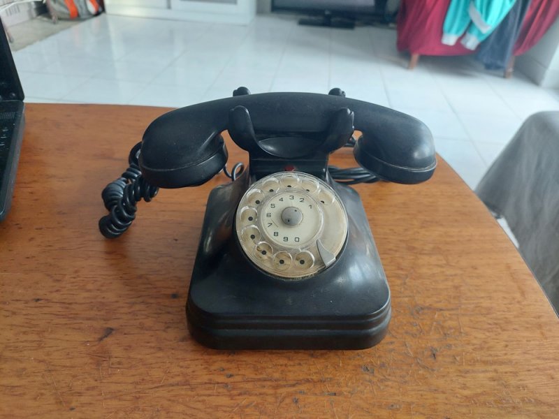Retro bakelit tárcsás telefon régi csatlakozóval