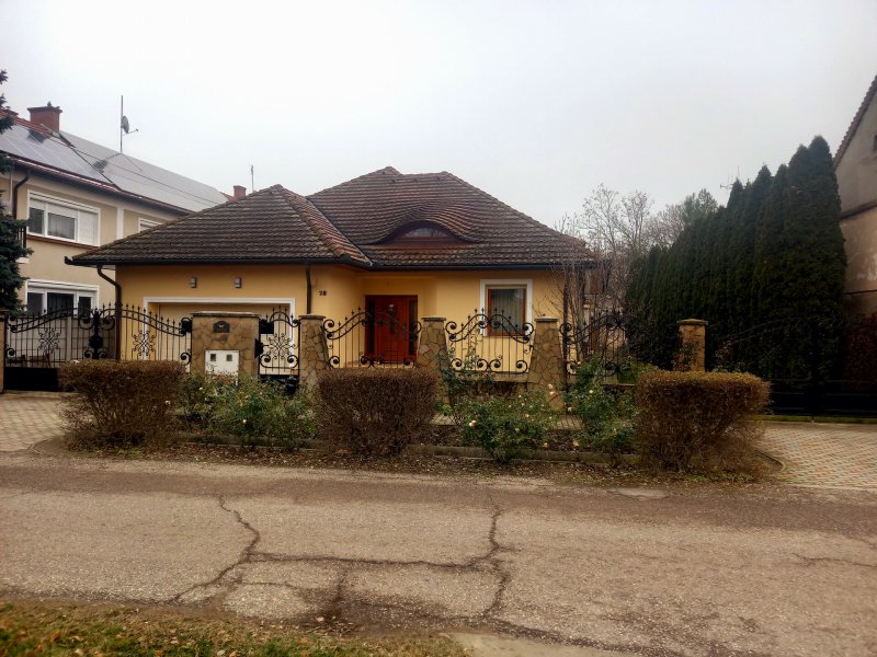 Eladó Orosháza belvárosában önfenntartó ökoház 