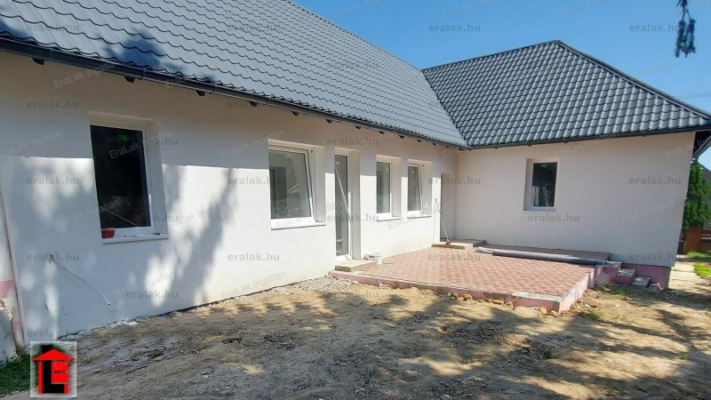 Győrújbaráti kényelem - 4 háló - amerikai konyhás nappali - 2 fürdő - nagy terasz - garázs - saját kert!!