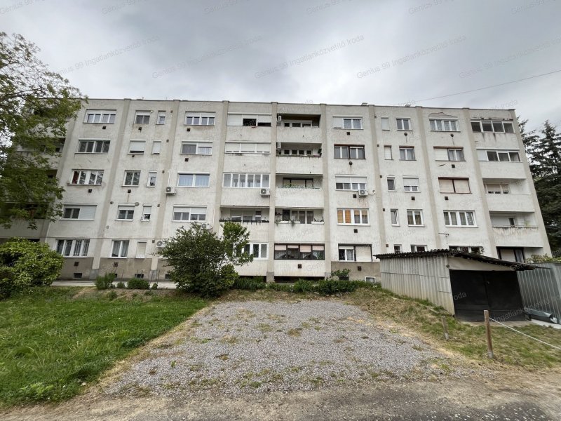 Kaposvár városközpontjában a Fő utcán eladó egy 52,5 m2-s, 2 szoba + erkélyes téglalakás, garázzsal, és AKÁR CSALÁDI HÁZRA IS CSERÉLHETŐ !!