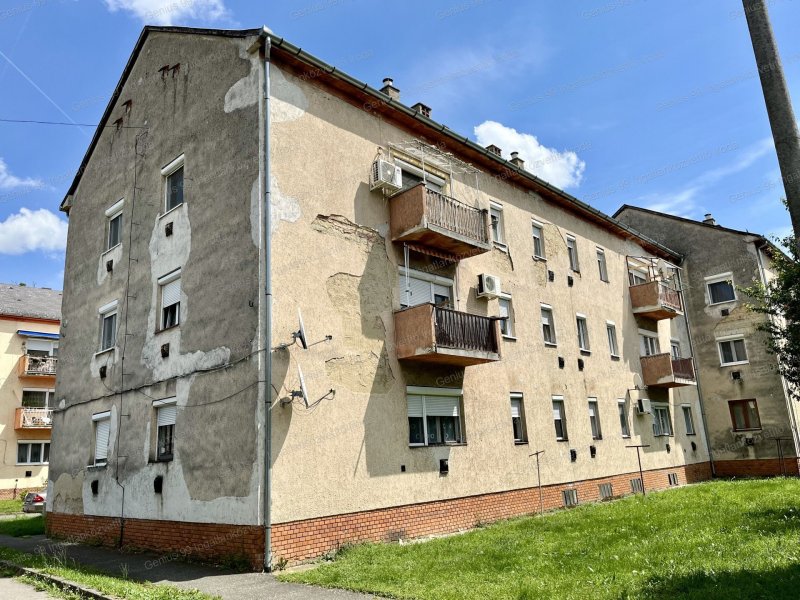 Kaposvár közelében, Taszáron eladó egy 48, 3  m2-s FÖLDSZINTES, 2 szobás, saját tárolóval rendelkező téglalakás.