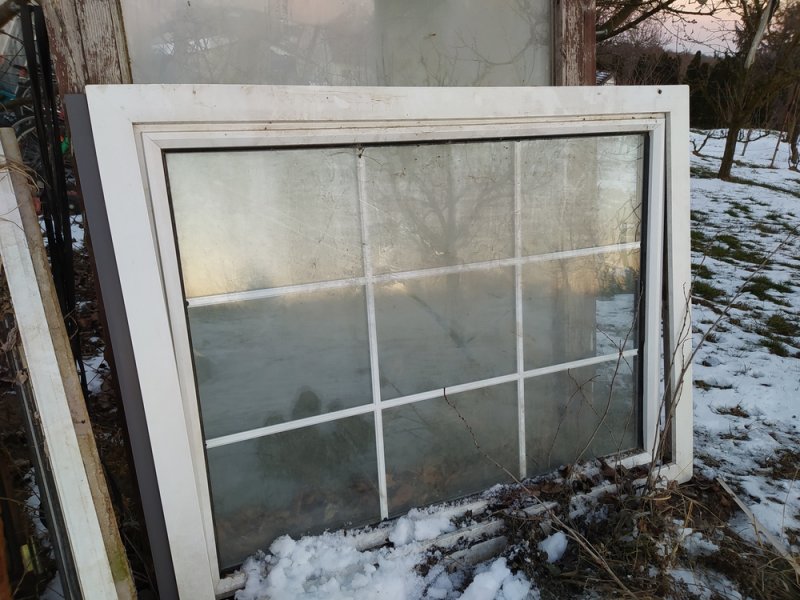 Hibás műanyag ablak tokkal-hőszigetelt üveges sz;106 m;146 cm  zár -mechanika hibával (nem zár-bukik) 10 ezer ft. Álló ablak.