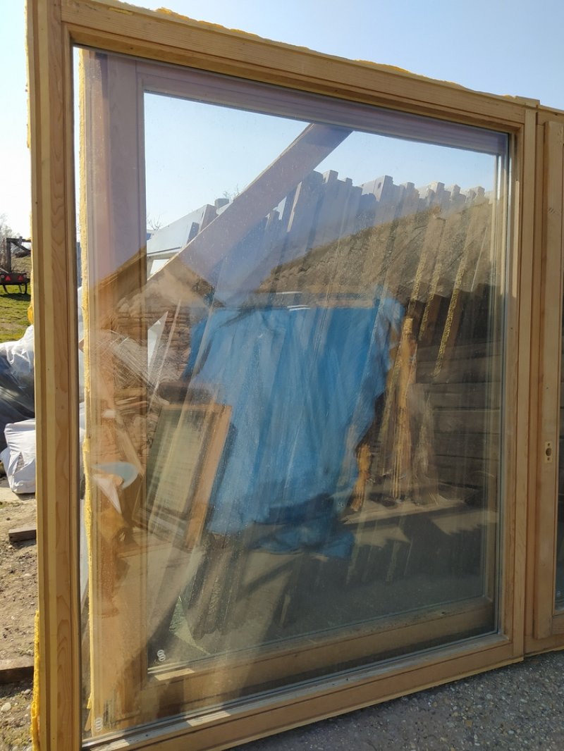 Szép állapotban eladó a képen látható  2 db fix fa hőszigetelt ablak .Méret sz 136 m;168 cm