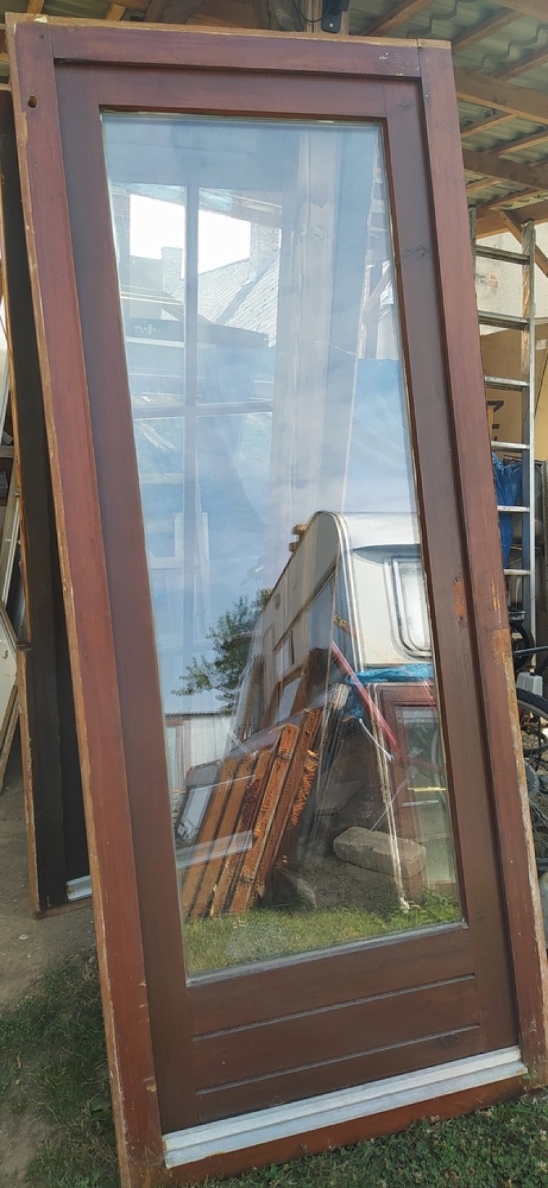 Egyben 4 db fa erkély ajtó hőszigetelt üveggel  89 x 216 cm kilincsel használt de jó állapotban belül világosabb árnyalatú. El is cserélem egyben.ár;100 ezer ft/4 db.