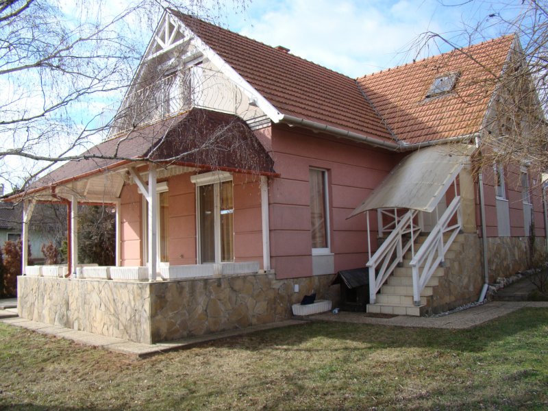 PANORÁMÁS, 2+4 szobás családi ház, NAGY SAROKTELKEN Balatonalmádiban eladó
