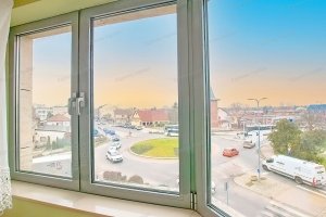Érd központban, a Korall házban, 88 nm-es, 4 szobás, 2. emeleti téglalakás új tulajdonosát várja.