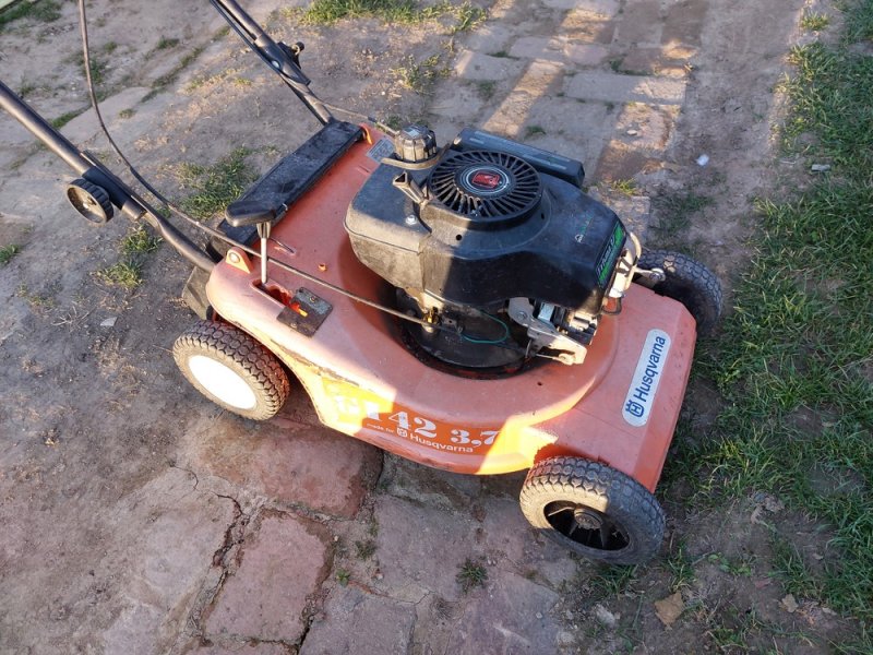 Husqvarna kasznis központi magasság állítós 3,5 hp 4 ütemű fűnyíró késtartó és kés nélkül a motor üzemképes próbálható.20 ezer rft,