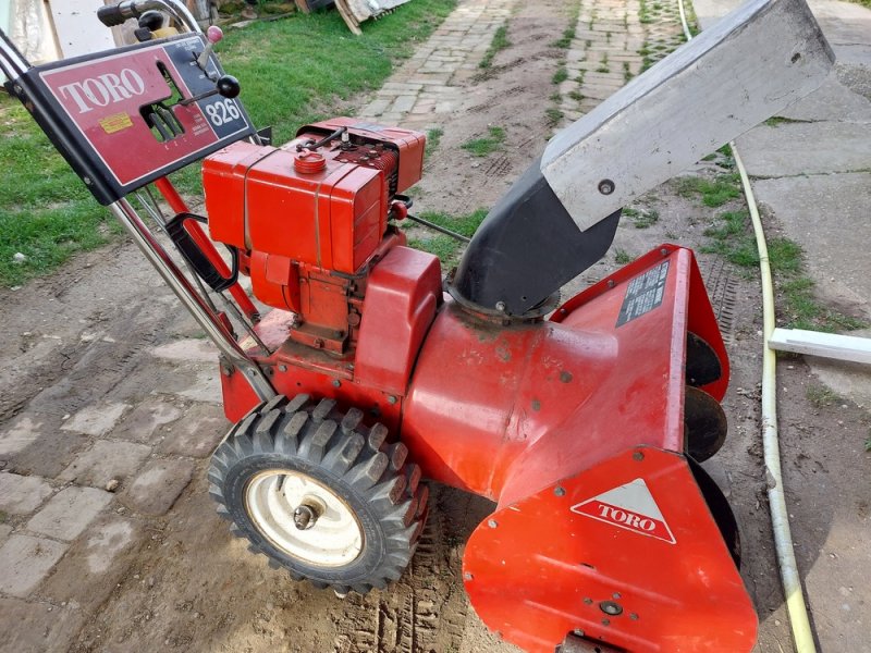 Toro 826 hómaró 8 hp 4 ütemű motorral 3 sebesség előre 1 hátra a képek szerinti nagyon  jó állapotban indul megy de kis finom hangolás ráfér. Jó kompresszió van benne újszerű kerekek egyben eladó. Esetleg el is cserélem ár;70 ezer ft egyben.