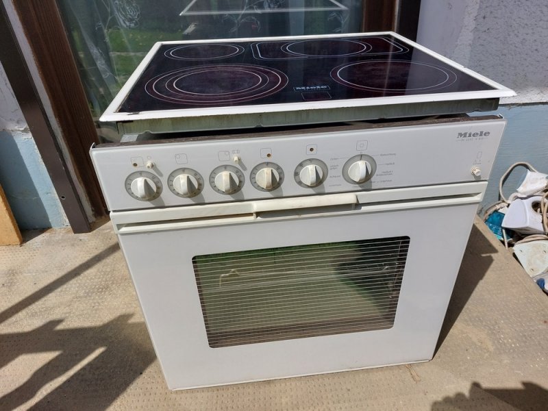 Miele De Luxe H 810 elektromos lég keveréses tűzhely-főzőlap üzemképes itt ki  próbálható. Típus alapján minden infó a neten megtalálható.Ár;48 ezer ft esetleg csere is.