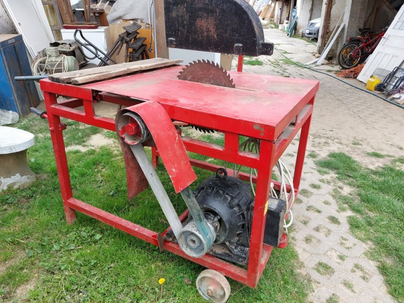 Nagy masszív nehéz körfűrész az asztal csapágyon mozog 380 voltos 4 kw-motor 1400 ford, asztal lap 86 x 115 cm magasság 86 cm. A tárcsalap acél 38 cm (nem betétes) egy élezés ráfér de szépen fut  a képen látható állapotba. Keréken gurul 2 fogantyú lapos szíjas hajtás 40 x 40 zárt szelvény váz. Nálam kipróbálható tesztelhető ára 95 ezer ft esetleg csere is érdekelhet.