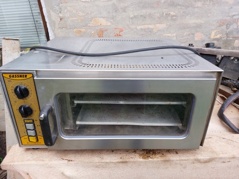 Eladó a képen látható 220 voltos légkeveréses gőz funkciós sütő 2,6 kw a képen látható állapotba. Nálam kipróbálható és csak ezután eladó. Esetleg el is cserélem.Ár;60 ezer ft.