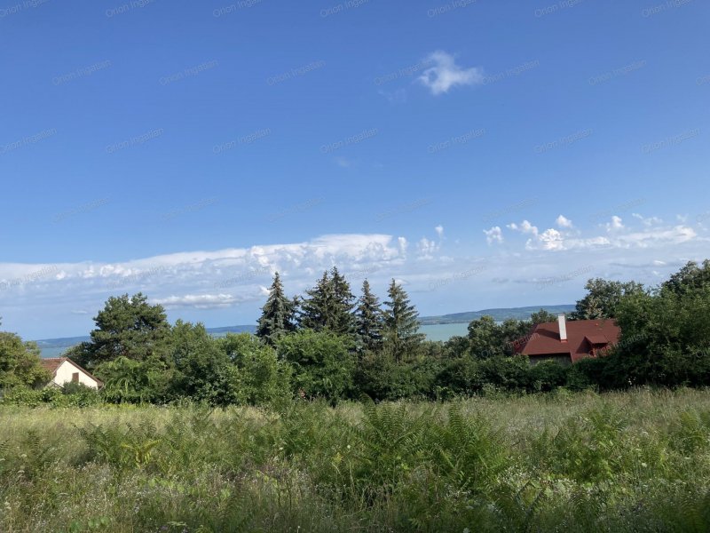 Révfülöpön Balatonra panorámás telek eladó