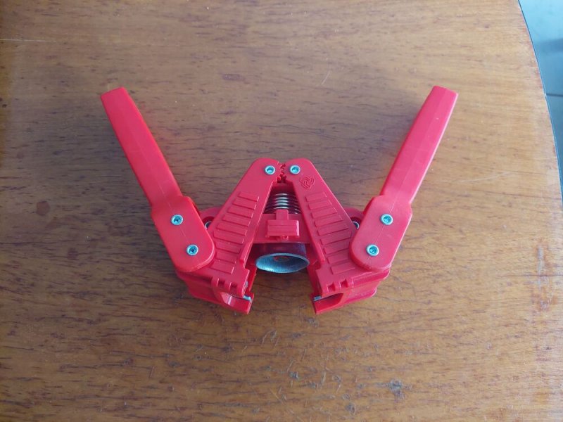 KÉZI KORONAZÁRÓ - FERRARI 26/29 mm méretű szorítófejes kupakozó palacküveghez(söröskupak)