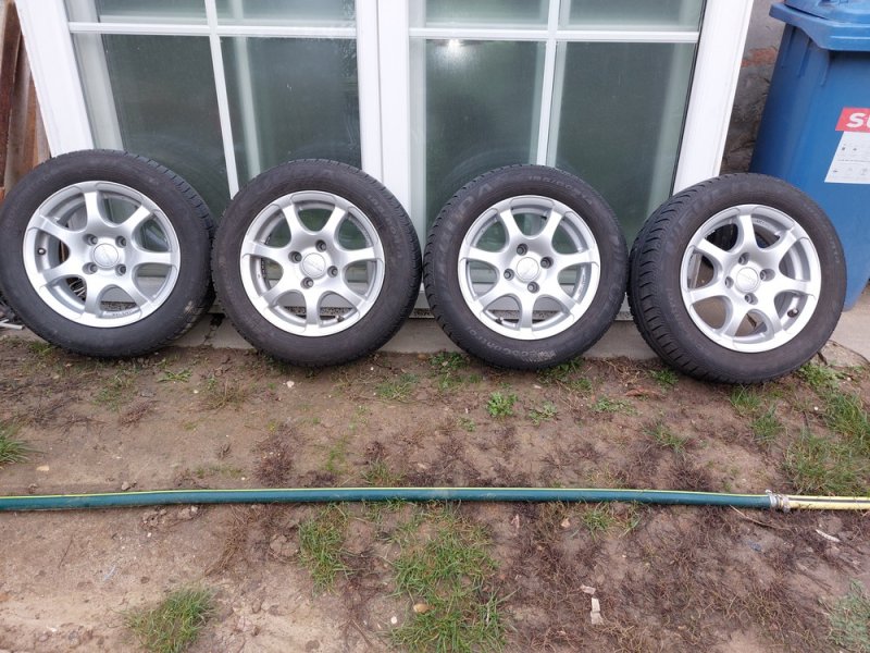 Anzio 5,5J x 14 Et24 osztókör 4 x 108 agy;65 mm a képen látható nagyon jó állapotban 185/60 r14 Fulda dot;0708 profil 5.5 mm nagyon keveset futott.Csavar nincs mivel nem is tartozéka.Ár;50 ezer ft/szett.Esetleg Fiat Seicento 5J x 13-as alufelnit beszámolok gumi nélkül.