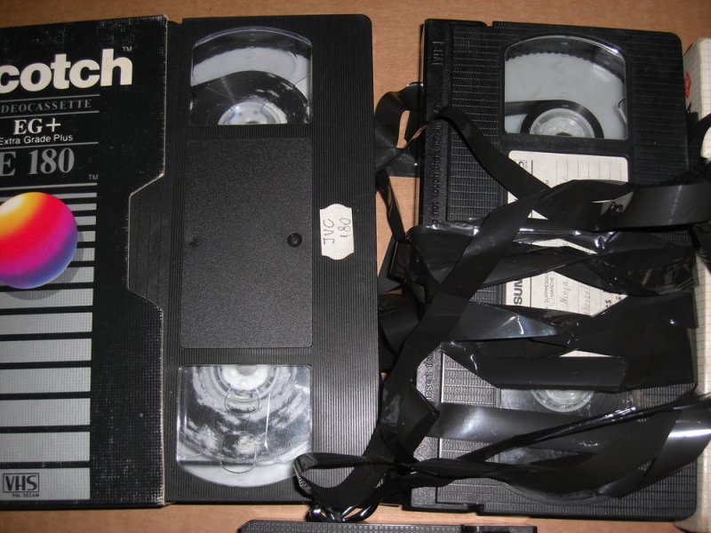 Begyűrt,szakadt,penészes szalagú VHS,VHS-C videókazetták mentése DVD lemezre,pendrive-ra Debrecenben!