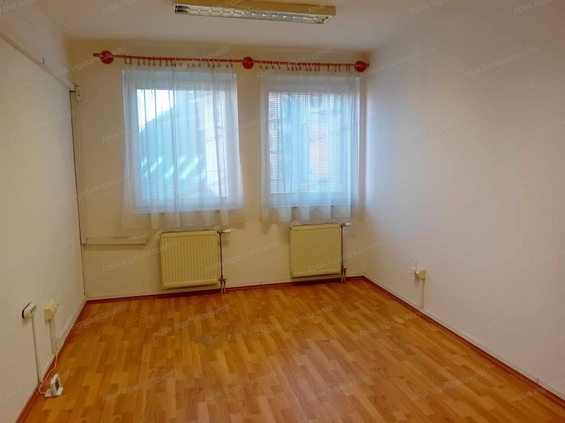 Kecskemét belvárosában, a posta közelében, Irodaházban, I.em, 20m2 50e/hó vagy II.em. 18m2 40eFt/hó kiadó.