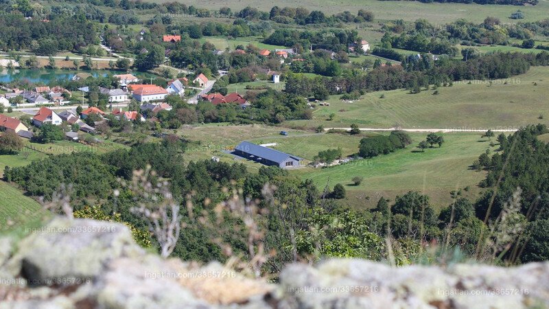 Hegyesden 350 nm-es, teljeskörűen felújított ingatlan 7 817 nm-es területtel eladó