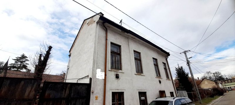 Családi házzá alakítható ingatlan eladó Sátoraljaújhelyen.