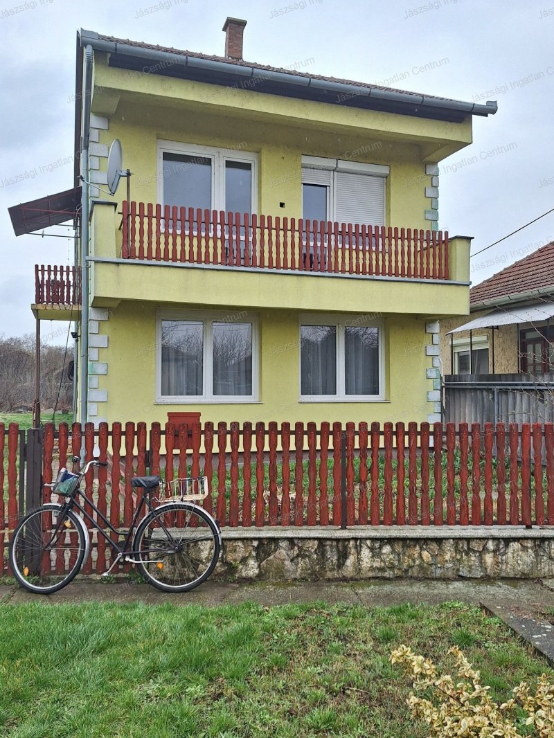 Eladó Jászkiséren állomáshoz közel tégla épitésű szigetelt családi ház