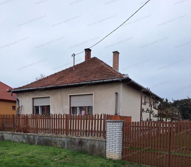 Eladó Jászboldogházán központhoz közel tégla építésű családi ház.