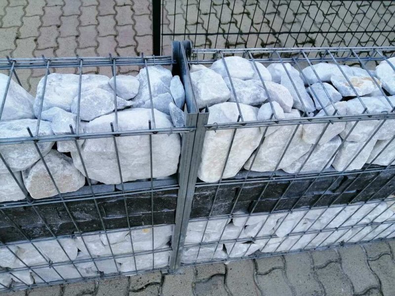 Gabion kerítés, kőkerítés, támfal, kőkosár. Vadháló, drótfonat, oszlop, kapu