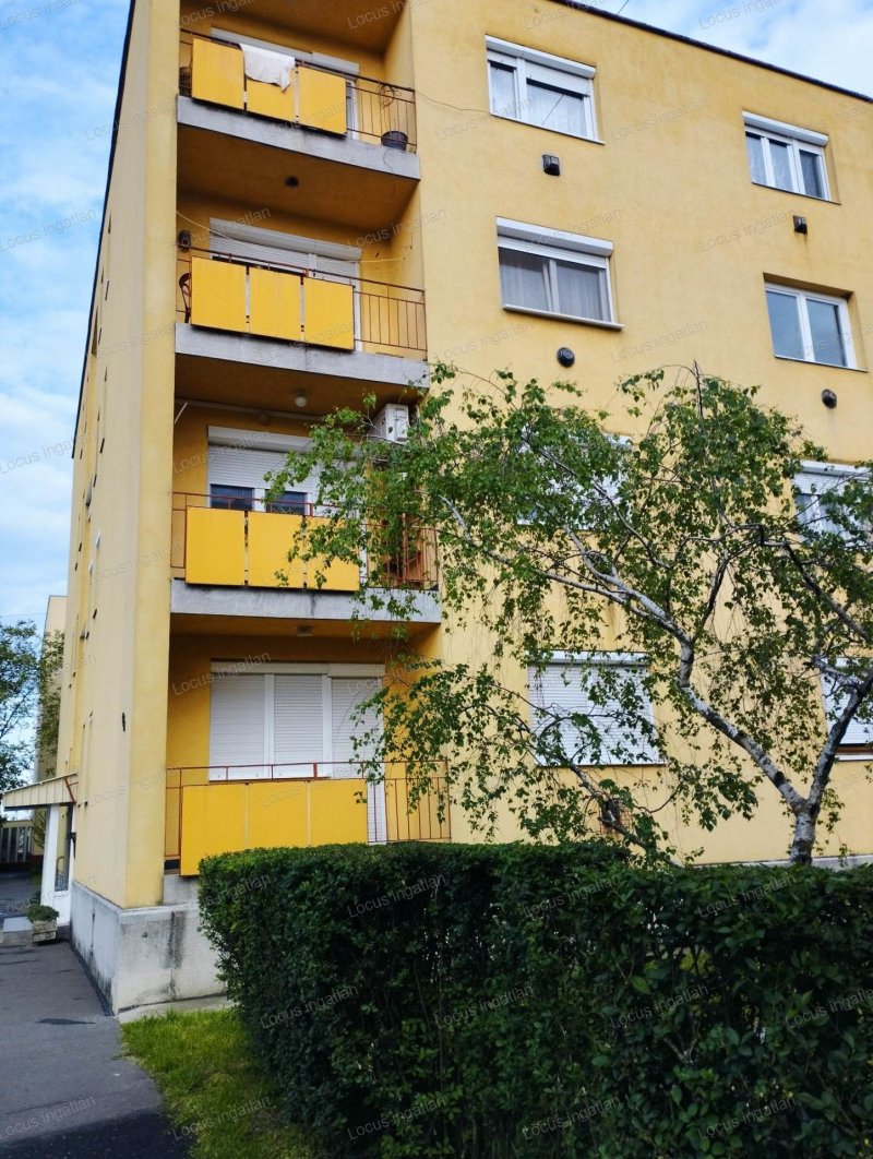 Törökszentmiklós központjában földszinti lakás és garázs eladó