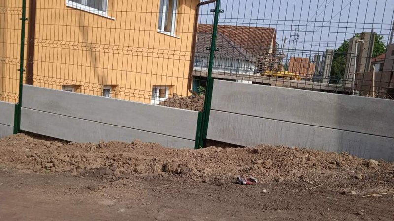 Beton lábazati elem, betonlábazat, táblás kerítés, vadháló, drótfonat