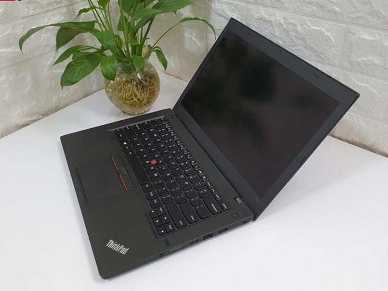 10 raklapnyi újdonság! Ez a Lenovo T460