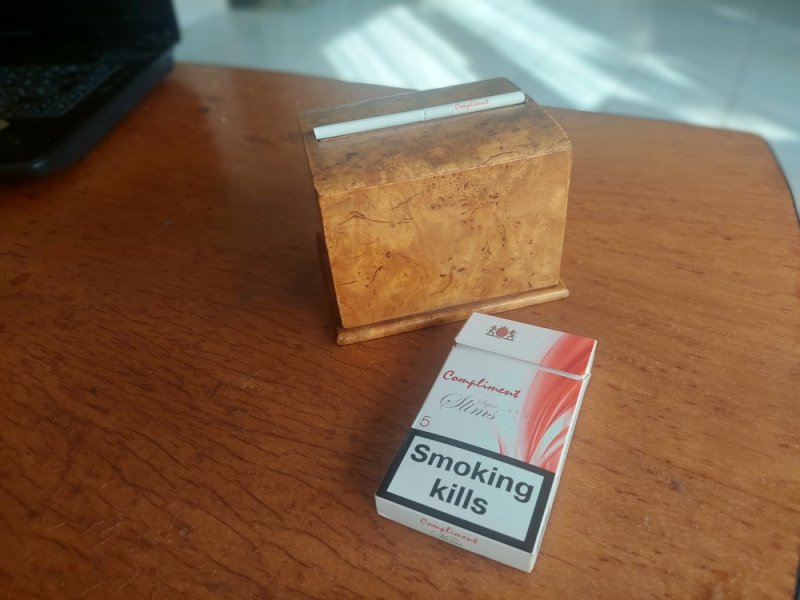 Retro fa cigaretta adagoló kináló (jávor?)