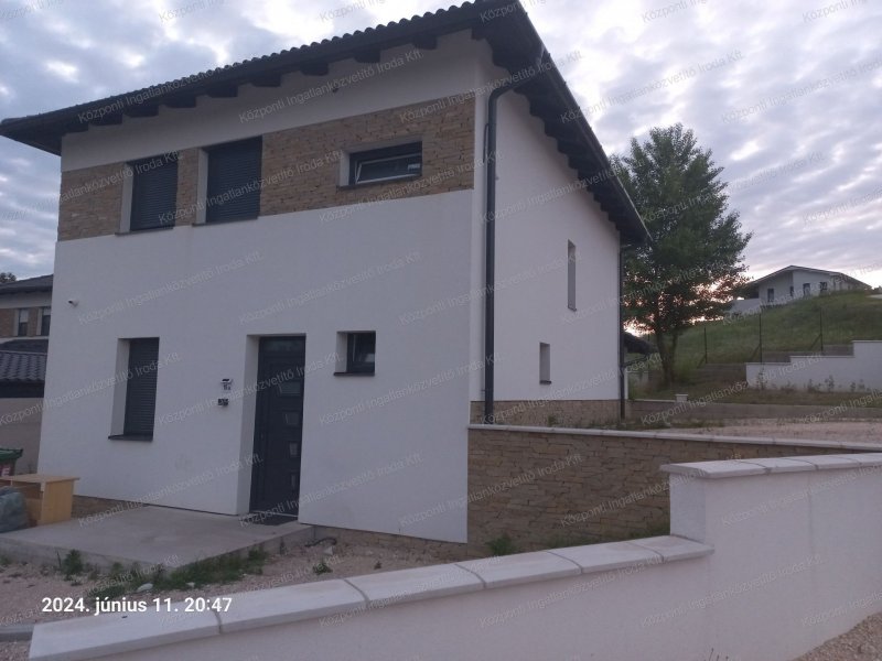 Tatabányán, a Panoráma lakóparkban új építésű családi ház eladó