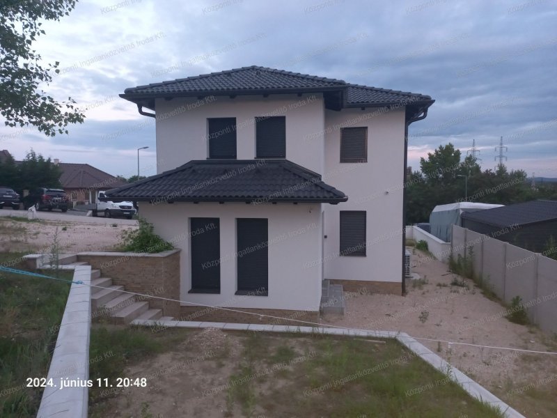 Tatabányán, a Panoráma lakóparkban új építésű családi ház eladó