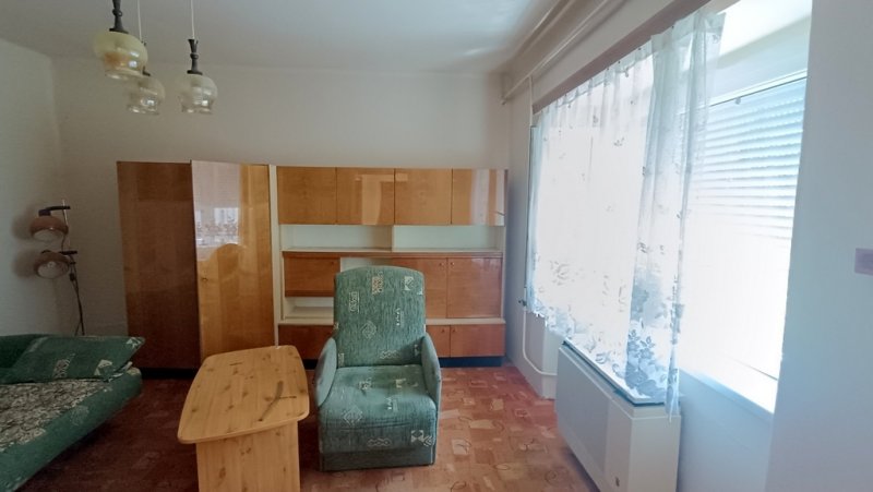 Tiszavasváriban a Gombás András utcán reális áron eladó, egy 55m2-es 3 szobás családi ház.