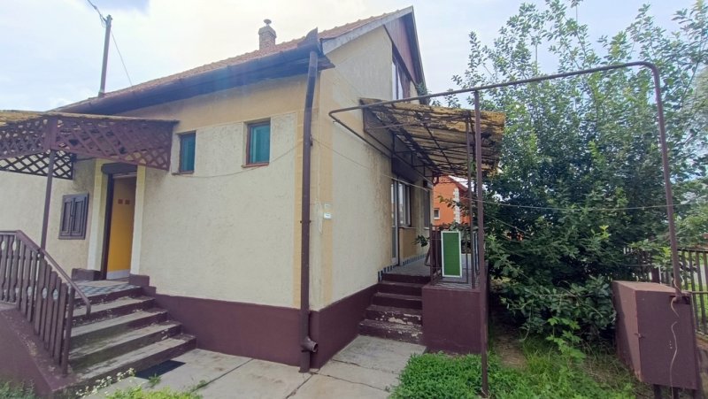 Tiszavasváriban Madách utcán eladó egy 77m2-es azonnal költözhető Családi ház!
