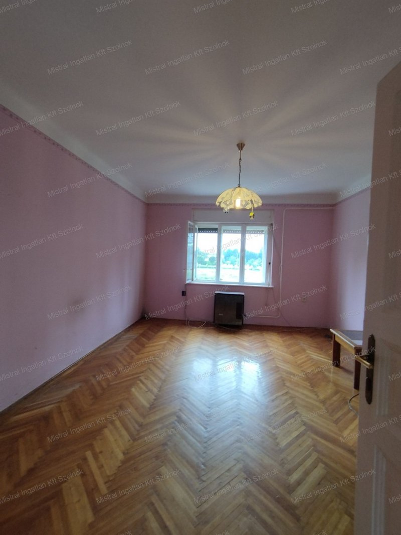 Szolnok , 67 m2-es , téglalakás eladó !
