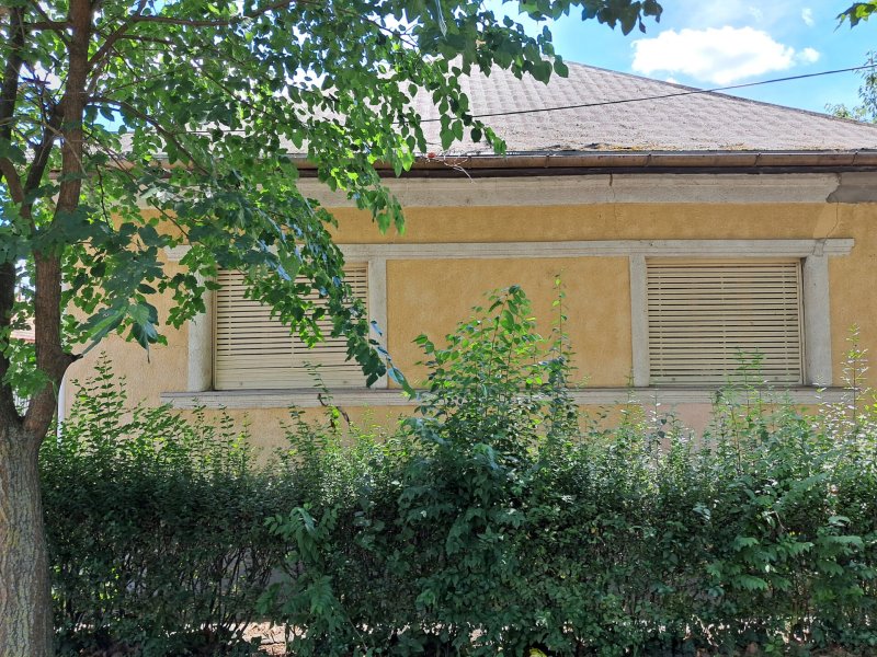 KÉTGENERÁCIÓS CSALÁDI HÁZ ELADÓ SZOLNOKON