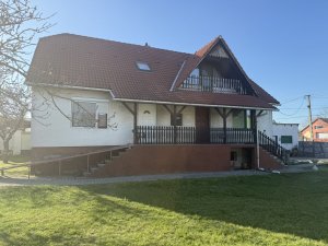 Kétgenerációs családi ház eladó Táton, központi helyen!