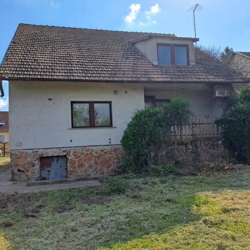 Gombán felújítást igénylő, szerkezetileg jó állapotú, 150 m2-es családi ház 916 m2-es telekkel