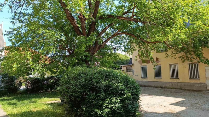 Győr-Nádorvárosban eladó egy első emeleti jó elhelyezkedésű, 58 m²-es téglalakás!