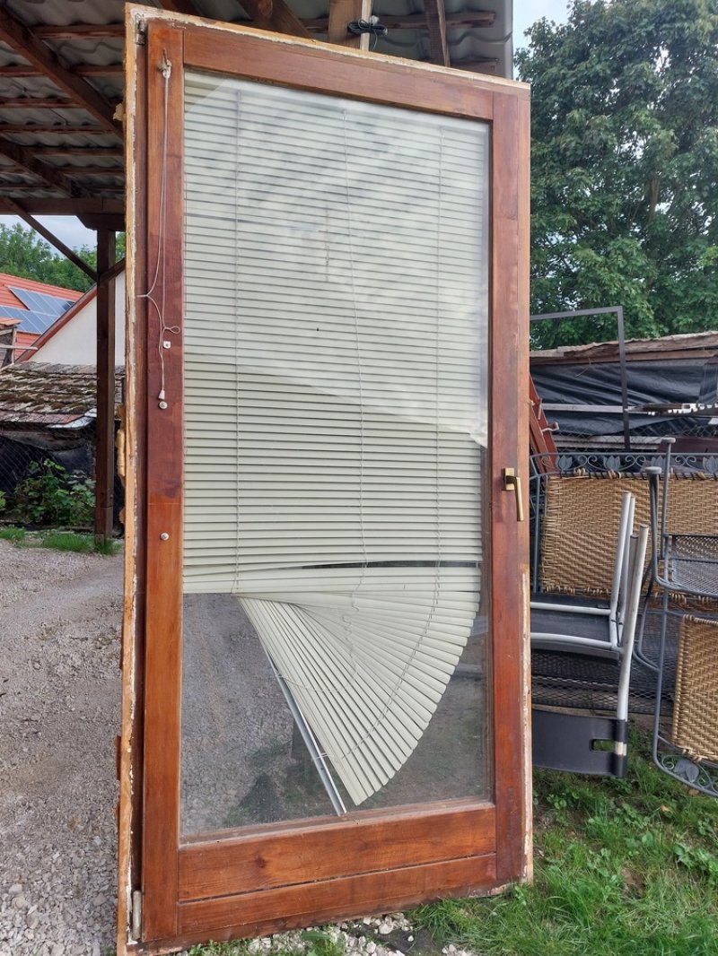 Régebbi fa erkély ajtó 2 üveggel bukó-nyiló sz;108 m;223 cm kép szerinti állapot  eladó elcserélhető. A szárnyak szét nyithatók a tisztitáshoz szerkezetileg jó az alsó sarok pánt hiányzik 15 ezer ft .