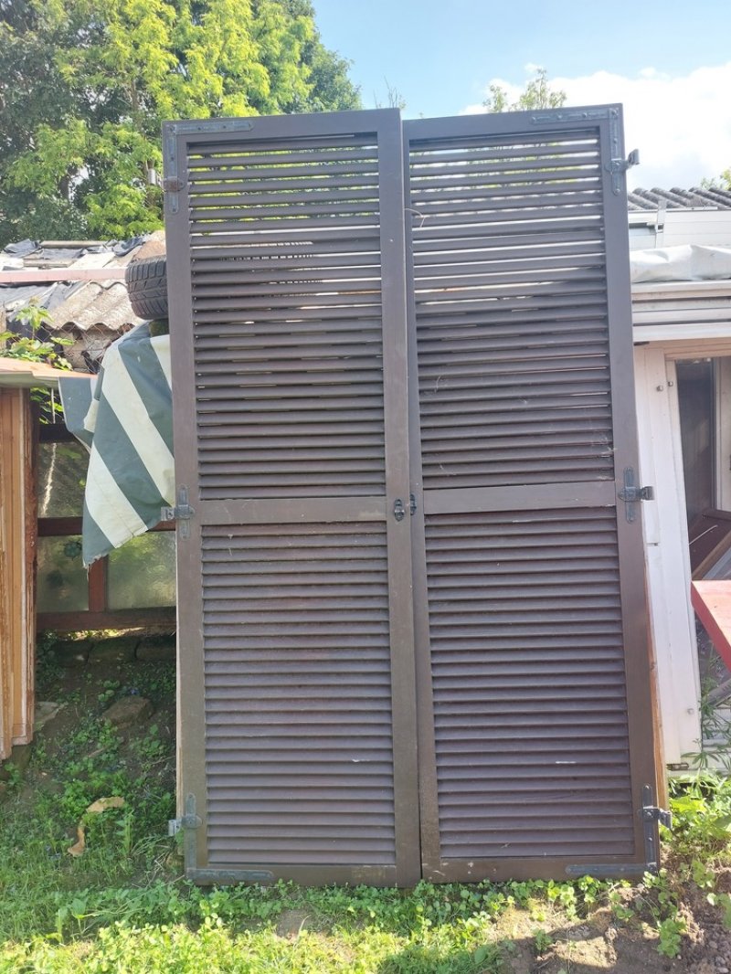 Fa zsalugáterszárnyak ajtóra 122 x 200 cm zárható kép szerinti állapot eladó-cserélhető ára;20 ezer ft.