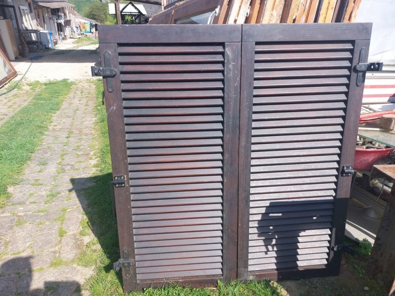 2 pár fa zsalugáter szárnyak ablakra sz; 104  m;116 cm zárható kép szerinti állapot eladó-cserélhető ára;16 ezer ft/ pár.