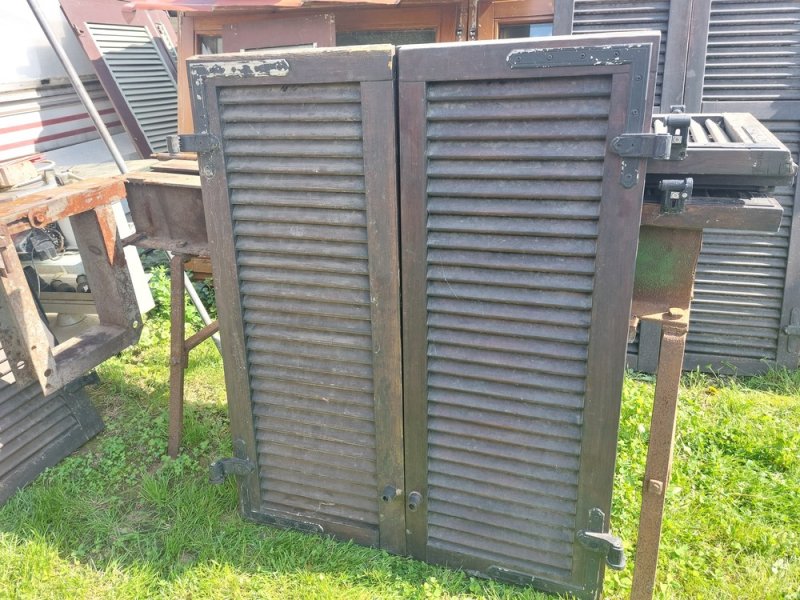2 pár fa zsalugáter szárnyak ablakra sz; 86  m;108 cm zárható kép szerinti állapot eladó-cserélhető ára;15 ezer ft/ pár.