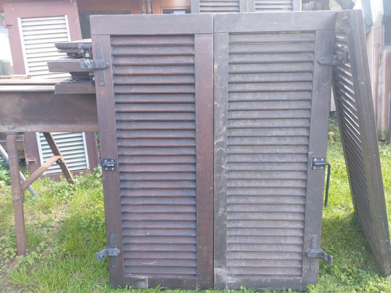 Fa zsalugáter szárnyak ablakra sz; 84  m;106 cm zárható  kép szerinti állapot eladó-cserélhető ára;15 ezer ft/ pár.
