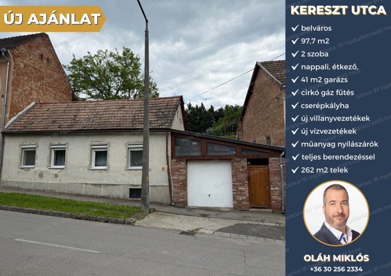 Kaposvár belvárosának szívében eladó egy, 97,7 m2-s nappali + 2 szobás + 41 m2-s garázsos , felújított, cirkós fűtéssel és épített cserépkályhával is rendelkező családi ház,  262 m2-s udvarral.